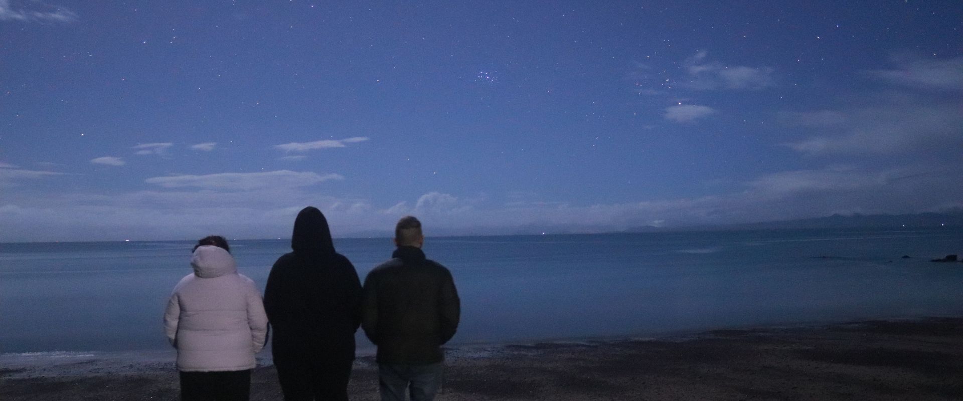 Whanau spend time looking at the Matariki constellation together.